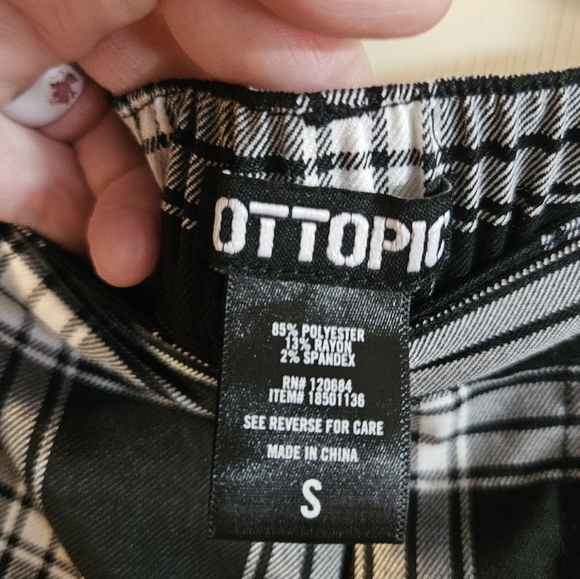 HOT TOPIC GOTH PLAID PANTS: BLACK/WHITE: GREAT CONDITION: SIZE SMALL - Picture 3 of 4